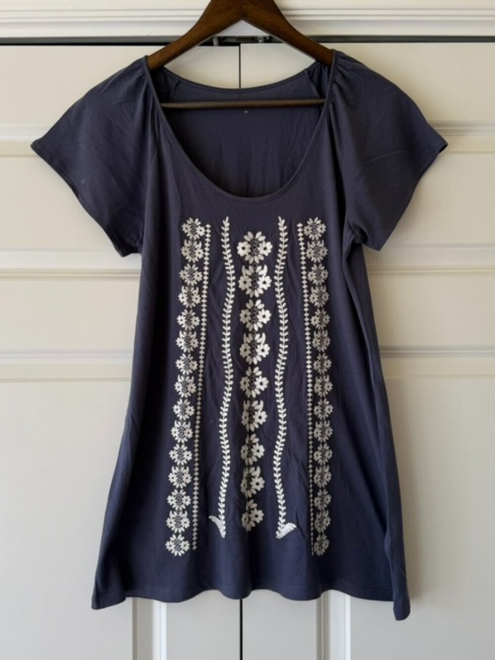 Garnet Hill Embroidered Floral Top in Navy — Size XS